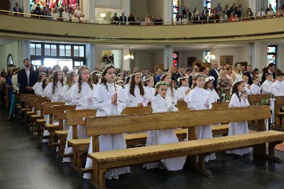 Maj to dla wielu najpiękniejszy miesiąc w roku. W liturgii Kościoła szczególnie wtedy czcimy Maryję oraz radujemy się ze Zmartwychwstania Pańskiego. W niedzielę 8 maja w naszej Katedrze dzieci z klas III doświadczyły równie wielkiej radości po raz pierwszy w pełni uczestnicząc we Mszy Świętej. To niezwykłe spotkanie z Chrystusem w Komunii Świętej zostało poprzedzone przygotowaniem poprzez katechezy w szkole i spotkania w parafii, a także spowiedzią. Poprzez niedzielne Eucharystie o godz. 12.00 i 13.30 celebrowane przez ks. Krzysztofa Gołąbka, proboszcza naszej Katedry, 88 dzieci rozpoczęło wielką przygodę z Jezusem ukrytym w Najświętszym Sakramencie. Towarzyszyli im rodzice, którzy wraz ze swoimi dziećmi przygotowywali się do tego wydarzenia, a także najbliższa rodzina. Posługę w liturgii Mszy Świętej pełniły dzieci pierwszokomunijne oraz ich rodzice.
Wielka radość serc dzieci komunijnych promieniowała na wszystkich uczestników Mszy Świętej i przypominała zebranym na liturgii, że spotkanie z Jezusem Eucharystycznym to przywilej i wielkie szczęście. Czas tej wielkiej radości został przedłużony przez „Biały Tydzień”, w którym dzieci uczestniczyły w wieczornej Eucharystii, przyjmując Jezusa do swoich serc. 

Wszystkim dzieciom, które w tym roku przeżywały swoją Pierwszą Komunię Świętą, życzymy, aby nie gasł w nich zapał do poznawania Jezusa i Jego nauki, a radość, jaka towarzyszyła tym dniom, była nieodłączną towarzyszką ich spotkań z Jezusem w Eucharystii. A s. Julicie i ks. Julianowi dziękujemy za serce włożone w przygotowanie dzieci do tego wielkiego wydarzenia.

fot. Paweł Styka