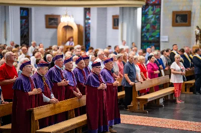 W środę 13 września przeżywaliśmy kolejne w tym roku Nabożeństwo Fatimskie. O godz. 18.40 zostały przedstawione prośby i podziękowania do Matki Bożej Fatimskiej, w intencji których sprawowana była także Msza Święta. Eucharystii przewodniczył i homilię wygłosił ks. Marek Kotwa – wikariusz parafii pw. Św. Michała Archanioła w Rzeszowie. Po Mszy Świętej wyruszyła procesja z figurą Matki Bożej, podczas której modlitwę różańcową prowadzili przedstawiciele parafii pw. Św. Jadwigi Królowej wraz ze swoimi duszpasterzami: ks. Tomaszem Gałuszką oraz ks. Łukaszem Mariuszycem, zaś figurę Matki Bożej nieśli przedstawiciele Bractwa św. Michała Archanioła, Rycerzy Kolumba oraz Związku Strzeleckiego "Strzelec". Modlitwę ubogaciła obecność Orkiestry Dętej pod dyrekcją Tadeusza Cielaka. Nabożeństwo zakończył Apel Jasnogórski. fot. Jola Warchoł