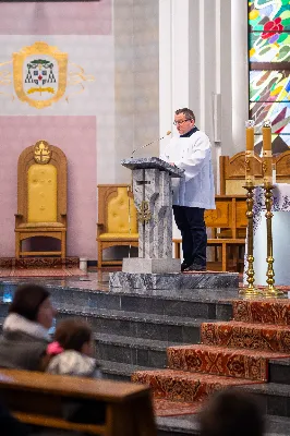 W niedzielę, 18 grudnia 2022 roku, podczas uroczystej Mszy Świętej o godz. 12.00 w Katedrze Rzeszowskiej do grona chórzystów Katedralnego Chóru Chłopięco-Męskiego Pueri Cantores Resovienses dołączyło 20 najmłodszych chłopców.
„Młodziki”, bo tak są nazywani przez starszych kolegów, złożyli przyrzeczenie, że będą godnie reprezentować brać chóralną i śpiewać na chwałę Pana.
Najmłodsi kandydaci na chórzystów zostali wyłonieni podczas rekrutacji prowadzonej przez poprzedniego dyrygenta, Marcina Florczaka, w rzeszowskich szkołach podstawowych jeszcze na wiosnę. Od razu rozpoczęli próby. Intensywnie przez tydzień ćwiczyli swoje głosy razem ze starszymi kolegami podczas corocznego Muzycznego Obozu Szkoleniowo-Wypoczynkowego we Frysztaku, który odbył się początkiem lipca. W wolnych chwilach uczestniczyli w wycieczkach i zajęciach sportowych. Mieli okazję poznać kolegów z chóru i lepiej się poznać.
Obecnie dyrygentkami Katedralnego Chóru Chłopięco-Męskiego Pueri Cantores Resovienses są: Edyta Kotula i Angela Pacuta. 
Po Mszy Świętej Chór wraz z ks. Krzysztofem Gołąbkiem – proboszczem Katedry oraz ks. Julianem Wybrańcem – duszpasterzem Chóru z ramienia biskupa diecezji rzeszowskiej, a także dyrygentkami: Edytą Kotulą i Angelą Pacutą, na stopniach ołtarza Rzeszowskiej Katedry pozował do wspólnego zdjęcia. Następnie chórzyści udali się do sali Jana Pawła II na słodki poczęstunek. 
Za piękne zdjęcia dziękujemy: Fotografia Jola Warchoł