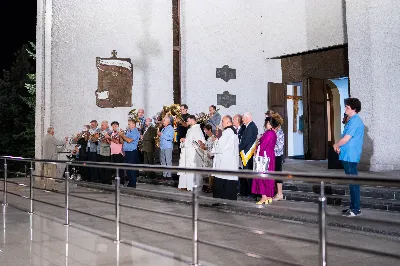 W środę 13 września przeżywaliśmy kolejne w tym roku Nabożeństwo Fatimskie. O godz. 18.40 zostały przedstawione prośby i podziękowania do Matki Bożej Fatimskiej, w intencji których sprawowana była także Msza Święta. Eucharystii przewodniczył i homilię wygłosił ks. Marek Kotwa – wikariusz parafii pw. Św. Michała Archanioła w Rzeszowie. Po Mszy Świętej wyruszyła procesja z figurą Matki Bożej, podczas której modlitwę różańcową prowadzili przedstawiciele parafii pw. Św. Jadwigi Królowej wraz ze swoimi duszpasterzami: ks. Tomaszem Gałuszką oraz ks. Łukaszem Mariuszycem, zaś figurę Matki Bożej nieśli przedstawiciele Bractwa św. Michała Archanioła, Rycerzy Kolumba oraz Związku Strzeleckiego "Strzelec". Modlitwę ubogaciła obecność Orkiestry Dętej pod dyrekcją Tadeusza Cielaka. Nabożeństwo zakończył Apel Jasnogórski. fot. Jola Warchoł