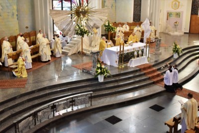 1 kwietnia 2021 r., w Wielki Czwartek, w naszej Katedrze została odprawiona Msza Krzyżma. Eucharystii przewodniczył bp Jan Wątroba. W koncelebrze uczestniczył bp Kazimierz Górny, bp Edward Białogłowski oraz 50 księży – z powodu ograniczeń związanych ze stanem epidemii byli to tylko przedstawiciele duchowieństwa diecezji rzeszowskiej. Do katedry nie przyjechała Liturgiczna Służba Ołtarza i schole. Po Komunii św. bp Jan Wątroba poświęcił olej krzyżma, który jest używany m.in. podczas udzielania sakramentu chrztu, bierzmowania i święceń kapłańskich. Wcześniej biskup pobłogosławił olej chorych i olej katechumenów.  Przed błogosławieństwem ks. Waldemar Dopart, proboszcz parafii św. Józefa na osiedlu Staromieście w Rzeszowie, w imieniu wszystkich kapłanów złożył biskupom świąteczne życzenia.  Na zakończenie Mszy Świętej Biskup Rzeszowski ogłosił nominację ks. Pawła Synosia, delegata biskupa ds. formacji stałej kapłanów na wikariusza biskupiego ds. formacji stałej kapłanów diecezji rzeszowskiej.  fot. ks. Tomasz Nowak