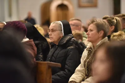 Mszy św. w Środę Popielcową na rozpoczęcie Wielkiego Postu w katedrze rzeszowskiej przewodniczył bp Jan Wątroba. Eucharystię koncelebrowali: ks. Łukasz Cyrnek, ks. Krzysztof Golas, ks. Krzysztof Gołąbek, ks. Sławomir Jeziorski, ks. Dominik Kiełb, ks. Jakub Nagi i ks. Nikodem Rybczyk.
Homilię wygłosił ks. Julian Wybraniec, wikariusz parafii katedralnej. Kaznodzieja w rozważaniu mówił o symbolice popiołu, którym w Środę Popielcową posypuje się głowy uczestników liturgii.
Po homilii odbył się obrzęd wybrania i wpisania imion do księgi katechumenów dwóch kobiet, które, jako dorosłe, przygotowują się do przyjęcia sakramentów inicjacji chrześcijańskiej.
Następnie odbył się obrzęd posypania popiołem.
Podczas Mszy św. posługę muzyczną pełniła Katedralna Schola Liturgiczna. Eucharystia była transmitowana przez Katolickie Radio VIA.
fot. ks. Jakub Oczkowicz
