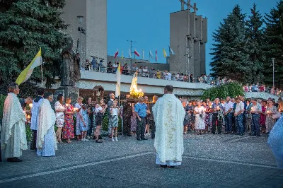 W niedzielę 13 sierpnia przeżywaliśmy kolejne w tym roku Nabożeństwo Fatimskie. O godz. 18.40 zostały przedstawione prośby i podziękowania do Matki Bożej Fatimskiej, w intencji których sprawowana była także Msza Święta. Eucharystii przewodniczył ks. Piotr Fortuna (proboszcz parafii Rzeszów-Matysówka), homilię zaś wygłosił ks. Jan Pyziak (proboszcz parafii Rzeszów-Matysówka w latach 1985-2018). Po Mszy Świętej wyruszyła procesja z figurą Matki Bożej, podczas której modlitwę różańcową prowadzili przedstawiciele parafii Rzeszów-Zalesie wraz ze swoim duszpasterzem ks. Łukaszem Jaskiem. Modlitwę ubogaciła obecność Orkiestry Dętej pod dyrekcją Tadeusza Cielaka. Nabożeństwo zakończył Apel Jasnogórski. fot. Joanna Prasoł