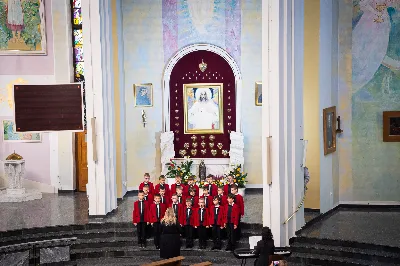 W niedzielę, 18 grudnia 2022 roku, podczas uroczystej Mszy Świętej o godz. 12.00 w Katedrze Rzeszowskiej do grona chórzystów Katedralnego Chóru Chłopięco-Męskiego Pueri Cantores Resovienses dołączyło 20 najmłodszych chłopców.
„Młodziki”, bo tak są nazywani przez starszych kolegów, złożyli przyrzeczenie, że będą godnie reprezentować brać chóralną i śpiewać na chwałę Pana.
Najmłodsi kandydaci na chórzystów zostali wyłonieni podczas rekrutacji prowadzonej przez poprzedniego dyrygenta, Marcina Florczaka, w rzeszowskich szkołach podstawowych jeszcze na wiosnę. Od razu rozpoczęli próby. Intensywnie przez tydzień ćwiczyli swoje głosy razem ze starszymi kolegami podczas corocznego Muzycznego Obozu Szkoleniowo-Wypoczynkowego we Frysztaku, który odbył się początkiem lipca. W wolnych chwilach uczestniczyli w wycieczkach i zajęciach sportowych. Mieli okazję poznać kolegów z chóru i lepiej się poznać.
Obecnie dyrygentkami Katedralnego Chóru Chłopięco-Męskiego Pueri Cantores Resovienses są: Edyta Kotula i Angela Pacuta. 
Po Mszy Świętej Chór wraz z ks. Krzysztofem Gołąbkiem – proboszczem Katedry oraz ks. Julianem Wybrańcem – duszpasterzem Chóru z ramienia biskupa diecezji rzeszowskiej, a także dyrygentkami: Edytą Kotulą i Angelą Pacutą, na stopniach ołtarza Rzeszowskiej Katedry pozował do wspólnego zdjęcia. Następnie chórzyści udali się do sali Jana Pawła II na słodki poczęstunek. 
Za piękne zdjęcia dziękujemy: Fotografia Jola Warchoł