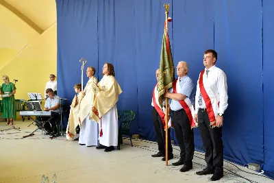 „Wierność ideałom jest gwarantem tego, że nie pogubimy się życiowo, nie skompromitujemy się i w naszym polskim domu będziemy gospodarzami, a nie najemnikami” – mówił podczas Dożynek Diecezjalnych bp Edward Białogłowski. 28 sierpnia 2022 r. do Parku Papieskiego w Rzeszowie przyjechało ponad 60 delegacji z wieńcami.

Do Parku Papieskiego w Rzeszowie przyjechało ponad 60 delegacji z parafii diecezji rzeszowskiej z wieńcami żniwnymi. Tegoroczną obsługę dożynek, w tym przygotowanie liturgii, zapewnili wierni i duszpasterze z Diecezjalnego Sanktuarium św. Józefa w Rzeszowie i dekanatu Rzeszów Północ. Przed Mszą św. odbył się program słowno-muzyczny w wykonaniu Diakonii Muzycznej z parafii św. Józefa w Rzeszowie.

Przed rozpoczęciem Mszy św. ks. Jerzy Uchman, diecezjalny duszpasterz rolników, przywitał przybyłych do Rzeszowa rolników, ogrodników, sadowników i pszczelarzy, wśród nich starostów dożynek: Aleksandrę i Bartłomieja Kędziorów z parafii pw. św. Józefa w Rzeszowie, a także obecnych na Mszy św. parlamentarzystów, władze państwowe i samorządowe, służby mundurowe oraz poczty sztandarowe.

Eucharystii przewodniczył bp Kazimierz Górny. W koncelebrze uczestniczył bp Edward Białogłowski, ks. infułat Wiesław Szurek oraz blisko dwudziestu księży.

Homilię wygłosił bp Edward Białogłowski.

„Dziękujemy Bogu za rolników, którzy mimo różnych trudności i przeciwności, które dotykają polską wieś, trwają przy rodzinnych gospodarstwach. Pochylają się nad rolą, która wydaje chleb i różne rośliny, warzywa, owoce i kwiaty. Dziękujemy wam, gospodynie i gospodarze, starsi i młodzi, za troskę i bezpieczeństwo żywnościowe naszego kraju oraz za zapasy żywnościowe, które są sprzedawane do innych krajów, a także wspomagają naszych sąsiadów borykających się, czy uciekających ze swojego kraju przed wojną do naszej ojczyzny, aby znaleźć tutaj bezpieczny kąt” – mówił bp Edward Białogłowski.

Biskup Białogłowski kierując do zebranych słowa zachęty pytał:

„Czy wasze domu rozbrzmiewają codzienną modlitwą dziękczynną i błagalną? Czy niedziela dla waszych domowników jest dniem świętym, z udziałem we Mszy św., z rodzinnym posiłkiem, z rozmową o waszej rodzinie, o jej troskach i radościach, o gospodarstwie, jego przyszłości i o przyszłości naszej ojczyzny? Zapalajcie ducha młodego pokolenia do życia ideałami: Bóg, honor, ojczyzna (…) Wierność ideałom jest gwarantem tego, że nie pogubimy się życiowo, nie skompromitujemy się i w naszym polskim domu będziemy gospodarzami, a nie najemnikami” – mówił bp Białogłowski.

Po błogosławieństwie poszczególne delegacje zaprezentowały swoje wieńce.

ks. Jakub Nagi
fot. ks. Tomasz Nowak