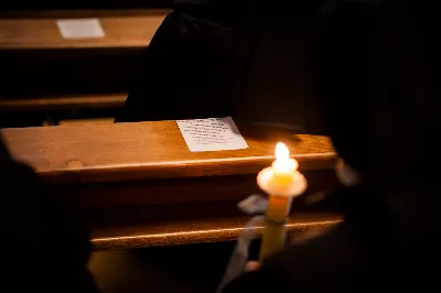 Mszy Świętej w święto Ofiarowania Pańskiego przewodniczył bp Jan Wątroba. W Eucharystii z okazji Dnia Życia Konsekrowanego uczestniczyli przedstawiciele sióstr i braci zakonnych, pustelnic, dziewic i wdów konsekrowanych oraz członków instytutów świeckich. Eucharystię koncelebrował ks. Stanisław Kamiński, wikariusz biskupi ds. zakonnych, a także 8 kapłanów. Homilię wygłosił bp Jan Wątroba. Śpiew podczas Mszy Świętej prowadziła Katedralna Schola Liturgiczna pod kierunkiem ks. Juliana Wybrańca przy akompaniamencie organowym Wiesława Siewierskiego. Fot. Paulina Lęcznar