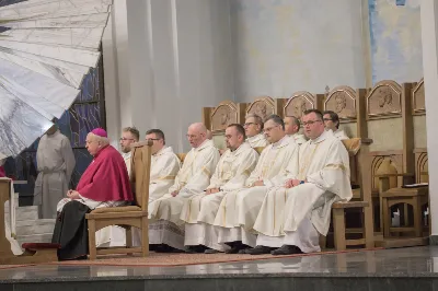 W kościele katedralnym w Rzeszowie bp Jan Wątroba przewodniczył Mszy św., która zainaugurowała fazę diecezjalną ogólnokościelnego synodu biskupów, który przebiega pod hasłem “W stronę Kościoła synodalnego. Komunia. Uczestnictwo. Misja”. W Eucharystii uczestniczył również bp Kazimierz Górny, kapłani odpowiedzialni za poszczególne duszpasterstwa w diecezji, siostry zakonne i świeccy.  Przed rozpoczęciem Eucharystii, ks. dr Rafał Flak, który jest dyrektorem wydziału duszpasterskiego, a także diecezjalnym koordynatorem synodu, wyjaśnił wiernym zebranym w katedrze czym jest rozpoczęty synod i jaka jest jego problematyka oraz jakie są oczekiwania Ojca Świętego, który zainicjował to wydarzenie.  “Synod jest synodem o tym, jaki teraz jest Kościół, jak bardzo jest prawdziwą wspólnotą i co możemy zrobić, żeby bardziej spełniał swoją misję. Synod ma tworzyć przestrzeń do wspólnej modlitwy i rozmowy oraz skłonić do zastanowienia się, jak wygląda nasze “podążanie razem”, bo to jest znaczenie terminu “synod”. Co jest w nim wyjątkowe? Że nie jest synodem wyłącznie biskupów, ale wszystkich wiernych” – podkreślał ks. Flak .  Powołując się na “Vademecum synodu o synodalności”, ks. Rafał Flak mówił, że na etapie diecezjalnym synodu konieczne jest doprowadzenie do spotkania na linii duchowni-świeccy, by nawzajem wypowiedzieć konstruktywne uwagi o Kościele dzisiaj. “Vademecum mówi także o tym, opisując dziewięć pułapek, w które można wpaść, organizując synodalne rozmowy. To na przykład słuchanie tylko tych, którzy już są zaangażowani w działalność Kościoła, skupianie się na sobie i na naglących troskach, dostrzeganie tylko “problemów” albo patrzenie na synodalność jak na “korporacyjne ćwiczenie strategiczne”, nie jak na proces duchowy, któremu przewodzi Duch Święty”.  W homilii bp Jan Wątroba powiedział, że synod jest “pójściem wspólną drogą”, na której znajdują się wierni tworzący Kościół i Chrystus będący centrum Kościoła. “Synod towarzyszy Kościołowi od samego początku istnienia, dlatego nie jest czymś nowym. To w taki wspólnotowy sposób, poprzez słuchanie Ducha Świętego, Kościół przez wieki był konfrontowany z różnymi wydarzeniami, zagrożeniami i wyzwaniami i w ten sposób je podejmował, rozwiązywał i podejmował ważne decyzje oraz dokonywał wyboru. Zawsze działo się to i dzieje dzisiaj przy wzywaniu Ducha Świętego i słuchaniu Go” – mówił bp Wątroba.  Biskup Rzeszowski podkreślał również, że Ojciec Święty Franciszek zaprosił cały Kościół, cały lud Boży, czyli wszystkich ochrzczonych niezależnie w jakim żyją stanie, środowisku, bez względu na to jaki jest poziom ich życia moralnego, jakie jest ich aktualne zaangażowanie w życie Kościoła. Wszyscy na mocy chrztu świętego są odpowiedzialni za Kościół, za jego kształt, misję, owocność jego działania oraz za to, na ile Kościół jest tym i taki jakim go chciał mieć Jezus. Wszyscy zatem jesteśmy odpowiedzialni za to, na ile nasz Kościół jest “jakby sakramentem zbawienia”, czyli “widzialnym znakiem, niewidzialnej łaski”. Więc każdy jest zaproszony do udziału w synodzie, którego kluczem oprócz słowa “droga”, jest “spotkanie”, “słuchanie”, “rozeznawanie” – wyjaśniał bp Wątroba.  Na zakończenie homilii bp Jan Wątroba zaprosił wszystkich obecnych w katedrze, a także słuchaczy Katolickiego Radia VIA do włączenia się w modlitwę za synod i o dobre jego owoce.   fot. Małgorzata Ryndak