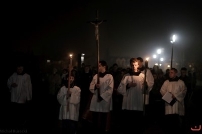 W piątek 24.03.2017 r. o godz. 20.00 wyruszyliśmy na Drogę Krzyżową do Parku Papieskiego.  fot. Michał Kurecki Fotografia