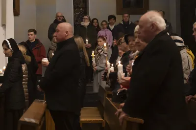 16 kwietnia 2022 r. bp Jan Wątroba przewodniczył liturgii Wigilii Paschalnej w naszej Katedrze. Podczas Mszy Świętej trzy osoby: Justyna, Anna i Nikola przyjęły sakrament chrztu, bierzmowania i Eucharystii.
fot. Joanna Prasoł