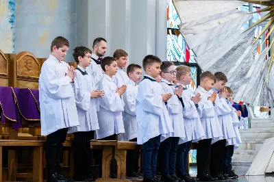 W III niedzielę Wielkiego Postu, 3 marca, podczas Mszy Świętej o godz. 12.00 ks. Krzysztof Gołąbek - proboszcz naszej Katedry, przyjął do grona Liturgicznej Służby Ołtarza dwunastu chłopców. Po odpowiednim przygotowaniu, pod czujnym okiem ks. Pawła Wójcika – opiekuna ministrantów oraz ceremoniarza Rafała Waszczaka i animatorów-praktykantów, otrzymali stopień ministranta choralisty, po raz pierwszy mogli ubrać kołnierzyki, a także otrzymali legitymacje ministranckie. To wielka radość dla naszej parafii. Gratulujemy chłopcom odwagi oraz życzymy wytrwałości w tym pięknym powołaniu, jakim jest służba przy Ołtarzu Pana Jezusa. Podczas Mszy Świętej zaśpiewała Dziewczęca Schola Katedralna.
Zapraszamy wszystkich chętnych chłopców do wstąpienia w szeregi katedralnej Liturgicznej Służby Ołtarza. Zainteresowanych prosimy o kontakt z ks. Pawłem Wójcikiem.
Rafał Waszczak
fot. Joanna Prasoł