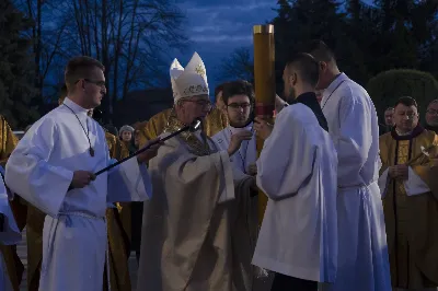 16 kwietnia 2022 r. bp Jan Wątroba przewodniczył liturgii Wigilii Paschalnej w naszej Katedrze. Podczas Mszy Świętej trzy osoby: Justyna, Anna i Nikola przyjęły sakrament chrztu, bierzmowania i Eucharystii.
fot. Joanna Prasoł