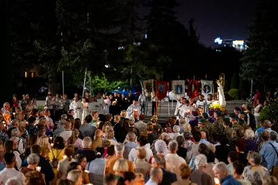 W środę 13 września przeżywaliśmy kolejne w tym roku Nabożeństwo Fatimskie. O godz. 18.40 zostały przedstawione prośby i podziękowania do Matki Bożej Fatimskiej, w intencji których sprawowana była także Msza Święta. Eucharystii przewodniczył i homilię wygłosił ks. Marek Kotwa – wikariusz parafii pw. Św. Michała Archanioła w Rzeszowie. Po Mszy Świętej wyruszyła procesja z figurą Matki Bożej, podczas której modlitwę różańcową prowadzili przedstawiciele parafii pw. Św. Jadwigi Królowej wraz ze swoimi duszpasterzami: ks. Tomaszem Gałuszką oraz ks. Łukaszem Mariuszycem, zaś figurę Matki Bożej nieśli przedstawiciele Bractwa św. Michała Archanioła, Rycerzy Kolumba oraz Związku Strzeleckiego "Strzelec". Modlitwę ubogaciła obecność Orkiestry Dętej pod dyrekcją Tadeusza Cielaka. Nabożeństwo zakończył Apel Jasnogórski. fot. Jola Warchoł