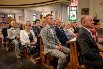 W niedzielę 29 sierpnia 2021 r. w Parku Papieskim w Rzeszowie odbyły się Dożynki Diecezjalne. Mimo deszczowej pogody do Parku Papieskiego przyjechało 57 delegacji z parafii diecezji rzeszowskiej z 65 wieńcami. Tegoroczną obsługę dożynek, w tym przygotowanie liturgii, zapewnili wierni i duszpasterze z dekanatu Rzeszów Wschód. Przed Mszą św. członkowie Stowarzyszenia Przyjaciół Ziemi Słocińskiej zaprezentowali program słowno-muzyczny. Podczas Mszy św. wystąpił chór z parafii św. Rocha w Rzeszowie pod dyrekcją Krzysztofa Husa oraz Gminna Orkiestra Dęta z Krasnego. Przed rozpoczęciem Mszy św. ks. Jerzy Uchman, diecezjalny duszpasterz rolników, przywitał przybyłych do Rzeszowa rolników, ogrodników, sadowników i pszczelarzy, wśród nich starostów dożynek: Marka Leśniewskiego i Teresę Kilar z parafii św. Rocha w Rzeszowie. Mszy św. przewodniczył bp Jan Wątroba. W koncelebrze uczestniczył bp Kazimierz Górny, ks. Wiesław Szurek oraz blisko dwudziestu księży. W długiej procesji z darami do ołtarza podeszły delegacje wszystkich obecnych parafii przynosząc chleby, wino, miód i owoce. Na zakończenie liturgii Biskup Rzeszowski pobłogosławił przyniesione płody ziemi. Po błogosławieństwie poszczególne delegacje, przedstawiane przez ks. Rafała Flaka, dyrektora Wydziału Duszpasterskiego Kurii Diecezjalnej w Rzeszowie, zaprezentowały swoje wieńce.  Fot. ks. Tomasz Nowak