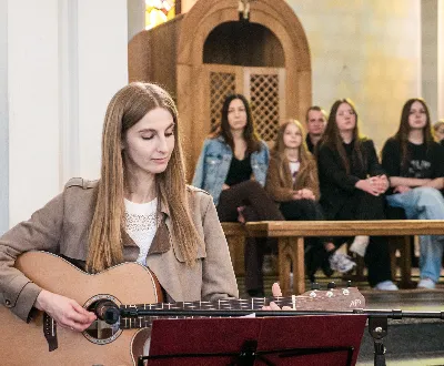 W V Niedzielę Wielkiego Postu, podczas Mszy Świętej o godz. 12:00, ks. Krzysztof Gołąbek – proboszcz naszej Katedry, przyjął do grona Liturgicznej Służby Ołtarza siedmiu nowych ministrantów. Po odpowiednim przygotowaniu, pod czujnym okiem ks. Pawła Wójcika oraz animatorów Adama i Miłosza, chłopcy otrzymali stopień ministranta choralisty – po raz pierwszy założyli kołnierzyki i otrzymali legitymacje ministranckie. To wyjątkowy moment i ogromna radość dla naszej wspólnoty! Podczas Mszy Świętej zaśpiewała Dziewczęca Schola Katedralna. Serdecznie gratulujemy chłopcom odwagi oraz życzymy wytrwałości w tej pięknej służbie przy Ołtarzu Pana Jezusa. Jeśli chcesz dołączyć do grona ministrantów – serdecznie zapraszamy! Zainteresowanych prosimy o kontakt z ks. Pawłem Wójcikiem.
fot. Antoni Ważny
