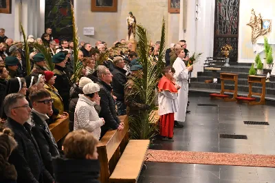 W Niedzielę Palmową (2 kwietnia 2023 r.) odbył się „Marsz modlitewny ze św. Janem Pawłem II”, który rozpoczął się przy Kościele akademickim pw. Św. Jadwigi Królowej. Wśród osób biorących udział w wydarzeniu obecni byli m. in.: Ewa Leniart, wojewoda podkarpacki, Marcin Warchoł, sekretarz stanu w Ministerstwie Sprawiedliwości, a także władze lokalne, samorządowcy, służby mundurowe, przedstawiciele instytucji, szkół, fundacji, stowarzyszeń katolickich, a także kapłani i siostry zakonne.
Uczestnicy udali się do katedry rzeszowskiej, gdzie następnie odbyła się Eucharystia, której przewodniczył bp Jan Wątroba. W liturgii wzięli udział także: abp Edward Nowak, bp Edward Białogłowski, bp Kazimierz Górny, ks. infułat Wiesław Szurek i 25 kapłanów.
W homilii bp Wątroba mówił m. in., iż „ze smutkiem obserwujemy, jak wielu atakuje osobę i nauczanie św. Papieża, powtarzając nieuzasadnione i bezpodstawne oskarżenia i zniewagi. A jeszcze niedawno szczycili się i powoływali na osobiste spotkania, wspólne fotografie, cytowali wypowiedzi. Równie smutne jest to, że czynią to swoi, rodacy. W żadnym innym narodzie nie ma takich złośliwości, agresji i ataków na pamięć o św. Janie Pawle II. Tym bardziej potrzeba naszej jedności i solidarności w przypominaniu Jego świadectwa, Jego słów, gestów i trwałych dzieł”.
„Módlmy się i my za tych, którzy chcą zniszczyć pamięć i dobre imię św. Jana Pawła II, by Pan dał im łaskę opamiętania. A sami z tym większą gorliwością realizujmy program, który nam zostawił w swoim testamencie św. Jan Paweł II Wielki” – zachęcał biskup rzeszowski.
Po Mszy św. wierni wraz z biskupami przeszli do Parku Papieskiego. Tam, modlono się pod pomnikiem św. Jana Pawła II, gdzie złożono kwiaty, zapalono znicze, a także odśpiewano Apel Jasnogórski poprzedzony wspomnieniami o św. Janie Pawle II, które wypowiedział ks. Stanisław Słowik. Modlitwę zakończył śpiew „Barki”. 