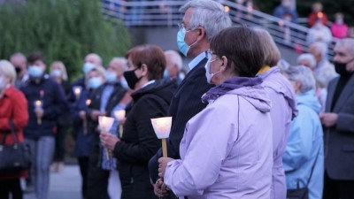 W czwartek 13 maja przeżywaliśmy uroczyste Nabożeństwo Fatimskie. Naszym modlitwom przewodniczył ks. dr Sławomir Jeziorski, prefekt i wykładowca Wyższego Seminarium Duchownego w Rzeszowie. O godz. 18.45 zostały przedstawione prośby i podziękowania do Matki Bożej Fatimskiej, w intencji których sprawowana była także Msza Święta. W koncelebrze uczestniczył ks. Piotr Tarnawski, radca Nuncjatury Apostolskiej w Moskwie, ks. Jan Młynarczyk, emerytowany proboszcz parafii Matki Bożej Królowej Polski i św. Jana Kantego w Sandomierzu i ks. Krzysztof Gołąbek, proboszcz parafii katedralnej i kustosz sanktuarium. Po Mszy Świętej wyruszyła procesja z figurą Matki Bożej. Nabożeństwo zakończył Apel Jasnogórski. fot. Małgorzata Ryndak