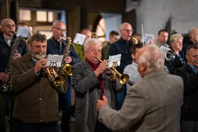 Ponad 100 lat temu, w roku 1917 r. w Fatimie, Matka Boża każdego 13. dnia miesiąca od maja do października objawiała się trójce dzieci: Łucji, Hiacyncie i Franciszkowi. Prosiła ich wówczas o odmawianie modlitwy różańcowej w intencji pokoju na świecie i nawrócenia grzeszników. Wzorem tych wydarzeń w wielu parafiach w Polsce i na świecie prowadzone są nabożeństwa fatimskie. Nie inaczej jest w rzeszowskiej katedrze, gdzie 13 października zakończono cykl tegorocznych spotkań modlitewnych przy figurze Pani Fatimskiej. Wieczór fatimski rozpoczął się o godz. 18:40 odczytaniem próśb i podziękowań do Matki Bożej Fatimskiej. Wcześniej wierni mogli skorzystać z sakramentu pokuty. O godz. 19:00 odprawiono uroczystą Mszę Świętą, której przewodniczył ks. Andrzej Szpaczyński – ojciec duchowny w Wyższym Seminarium Duchownym w Rzeszowie. Wygłosił on także homilię, w której nawiązał do liturgii słowa z dnia, przyrównując ją do myślenia współczesnego człowieka. „Jezus mówi do nas «Kto nie jest ze mną, jest przeciwko mnie». Można pomyśleć: jestem teraz w kościele, modlę się, spowiadam, przyjmuję sakramenty, ale czy rzeczywiście jestem z Jezusem czy tylko z Nim bywam? Czy jestem w Jego obecności cały czas czy jedynie bywam z Nim przez pewne chwile w ciągu dnia? Być z Jezusem to być po Jego stronie, mieć podobne myślenie, jak On, które przejawia się w czynach, podejmowanych decyzjach, a także w patrzeniu na drugiego. To wiara jest filtrem, który pozwala zobaczyć w drugim człowieku nie przeciwnika, ale brata – nawet jeśli jest on inny lub myśli inaczej. Wiara może pomagać wchodzić z nim w relację. Warto zadać sobie pytanie: czy mam w sobie ten filtr, ten sposób patrzenia, dzięki któremu jestem po stronie Jezusa?”. Następnie celebrans przywołał wydarzenia z portugalskiego miasteczka: „Choć nie jesteśmy świadkami cudu słońca, który zobaczył dziesięciotysięczny tłum 13 października 1917 w Fatimie, to słyszymy dzisiaj wezwanie do nawrócenia i pokuty. Każdy z nas jest wezwany, by się nawracać. Być może nawróceniu powinno ulec nasze spojrzenie na innych, by zobaczyć w nich dobro, a na świat patrzeć z wiarą”. Mszę Świętą koncelebrowali ks. Bogusław Babiarz – dyrektor administracyjny WSD w Rzeszowie, ks. Krzysztof Gołąbek – proboszcz parafii katedralnej oraz ks. Michał Rurak – katedralny wikariusz. Posługę w czasie liturgii pełnili alumni rzeszowskiego seminarium, którzy wraz z diakonem Łukaszem prowadzili także modlitwę różańcową z rozważaniami opartymi o historię błogosławionej rodziny Ulmów. Korzystając z ciepłej, jesiennej pogody po zakończonej Mszy Świętej odbyła się procesja na placu przed świątynią z figurą Pani Fatimskiej. Wierni z świecami w rękach zawierzali siebie, swoje rodziny i wszelkie troski w modlitwie różańcowej. Duchowo łączyli się z nimi słuchacze katolickiego radia VIA, które transmitowało całe nabożeństwo. Przed wyśpiewaniem Apelu Jasnogórskiego ks. Krzysztof, proboszcz parafii katedralnej, podsumował tegoroczne nabożeństwa fatimskie, dziękując wiernym za uczestnictwo w uwielbieniu Boga za przyczyną Pani Fatimskiej. W sposób szczególny podziękowania skierował do braci alumnów z roku propedeutycznego, życząc, aby modlitwa przy figurze Matki Bożej z Fatimy umacniała rozeznawanie drogi ich powołania. Wyrazy wdzięczności popłynęły w stronę kapłanów z dekanatu Rzeszów-Katedra, sióstr zakonnych, orkiestry pod batutą Tadeusza Cielaka, która uświetniała każde z tegorocznych nabożeństw oraz słuchaczy katolickiego radia VIA. Do godz. 22:00 w świątyni trwała adoracja Najświętszego Sakramentu, w której wierni licznie uczestniczyli. Od listopada do kwietnia 13. dnia miesiąca w świątyni katedralnej prowadzona jest modlitwa różańcowa przy figurze Matki Bożej Fatimskiej o godz. 17:30. Niech wezwanie Maryi do codziennej modlitwy różańcowej przyświeca nam nie tylko w październiku i przy okazji nabożeństw fatimskich, ale każdego dnia. 
tekst: Angelika Karnasiewicz 
fot. Jola Warchoł