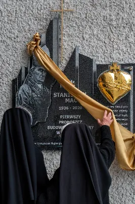 W piątek (16 czerwca) obchodziliśmy uroczystość Najświętszego Serca Pana Jezusa – dzień odpustu w Katedrze Rzeszowskiej. O godz. 18.00 została odprawiona uroczysta Msza Święta, której przewodniczył bp Jan Wątroba. Po Mszy Świętej Biskup poświęcił tablicę upamiętniającą życie i dzieło śp. Ks. Infułata Stanisława Maca. 
Po jego śmierci w 2020 roku, Ksiądz Proboszcz Krzysztof Gołąbek wraz z Parafialną Radą Duszpasterską postanowił stworzyć tablicę pamiątkową poświęconą śp. Księdzu Infułatowi. 
Istnieje już takowa poświęcona budowniczym i architektom, przygotowana jeszcze za życia ks. Maca, przez Niego zaprojektowana i umieszczona na Jego prośbę w szeregu pamiątkowych tablic przed wejściem do dolnego kościoła, ale chciano upamiętnić osobę i dzieło tej świątyni tablicą bardziej okazałą przy wejściu głównym. W szafie z pamiątkami po Ks. Infułacie odnaleziono wyzłocone serce i tak zrodziła się myśl, by umieścić to serce w pamiątkowej tablicy jako symbol wiary tego kapłana, jego czci wobec Bożego Serca i troski o świątynię dedykowaną Najświętszemu Sercu Pana Jezusa.
W książce pt. „Komu bije Dzwon Wolności” ks. Stanisław Mac zapisał: „Staram się zgodnie z testamentem zawartym w akcie erekcyjnym pod budowę kościoła, aby w tej świątyni po wsze czasy rozkwitał kult do Najświętszego Serca Pana Jezusa jako źródła miłości i dobroci”. 
Niech ta tablica będzie wyrazem naszej czci i pamięci wobec osoby Ks. Infułata, Jego dzieła i poświęcenia dla chwały Bożego Serca.
fot. Joanna Prasoł