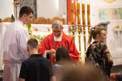 9 kwietnia w Katedrze 42 młodych osób z parafii katedralnej oraz 14 parafii Matki Bożej Częstochowskiej w Rzeszowie (Drabinianka) otrzymało sakrament bierzmowania, którego udzielił bp Jan Wątroba.
Przygotowania młodzieży trwały 2 lata, a odbywały się pod okiem ks. Krzysztofa, ks. Pawła, ks. Szczepana, s. Ewy oraz pani Agnieszki i obejmowały m.in. katechezy, spotkania formacyjne, a także przystąpienie do sakramentu pokuty. We wtorkowy wieczór kandydaci wraz ze swoimi świadkami, rodzicami, chrzestnymi czy też dziadkami zgromadzili się w Katedrze, by prosić o dary Ducha Świętego, umacniające w mężnym wyznawaniu wiary i postępowaniu według jej zasad.
Wszystkich zgromadzonych w świątyni przywitał ks. Krzysztof Gołąbek – proboszcz parafii katedralnej. Mszę Świętą koncelebrowali także ks. Tadeusz Pindara – proboszcz parafii Matki Bożej Częstochowskiej oraz kapłani posługujący w obydwu parafiach.
Następnie prośbę o udzielenie sakramentu bierzmowania zgromadzonym młodym oraz o modlitwę skierowali do Księdza Biskupa rodzice kandydatów.
W homilii bp Jan zachęcił młodych, aby w tym wyjątkowym dniu obrali Ducha Świętego za życiowego przewodnika towarzszącego im przy ważnych wyborach czy podchodzeniu do egzaminów – także tych życiowych. Wyjaśnił również znaczenie imienia Ducha Świętego – Paraklet – które tłumaczone z jęz. greckiego oznacza obrońcę, adwokata – nigdy prokuratora, nawet nie sędziego.
Będziecie moimi świadkami, gdy was umocni Duch Święty – mówi Pan Jezus. Niech nie będzie niedzieli i uroczystości bez udziału we Mszy Świętej – to jest moment dawania świadectwa. Właśnie przez zaangażowane, pełne uczestnictwo w najpiękniejszej modlitwie, jaką ma Kościół, czyli w Mszy Świętej, zdacie egzamin ze swojej dojrzałości chrześcijańskiej.
Na koniec celebrans odwołał się do obchodzonej poprzedniego dnia Uroczystości Zwiastowania Pańskiego i postawy Maryi wobec planu Bożego w Jej życiu oraz drogi, przez którą prowadził Ją Duch Święty. Podkreślił, że właśnie Maryja uczy, jak być uczennicą Ducha Świętego.
Po homilii miało miejsce odnowienie przyrzeczeń chrzcielnych. Następnie odbyła się najważniejsza część uroczystości – modlitwa Księdza Biskupa oraz namaszczenie krzyżmem każdego kandydata.
Sakrament bierzmowania jest koniecznym dopełnieniem sakramentu chrztu i wiąże się również z obraniem konkretnego patrona, którego życie i przymioty są wzorem dla młodego człowieka otrzymującego Ducha Świętego. Kandydat do bierzmowania ma więc okazję wybrać sobie świętego czy błogosławionego, którego droga do świętości najbardziej go zachwyciła. Może być to patron, którego imię nosi już od chrztu; może też wybrać sobie drugiego patrona. 
W związku z tym podczas namaszczenia krzyżmem biskup zwraca się do bierzmowanego nowo wybranym imieniem.
Po liturgii sakramentu bierzmowania miała miejsce modlitwa powszechna i liturgia eucharystyczna. Na koniec młodzi złożyli podziękowania Księdzu Biskupowi, Księżom Proboszczom oraz wszystkim, którzy poprzez swój wkład, posługę i zaangażowanie przyczynili się do przygotowania oraz przeżycia tej wyjątkowej uroczystości. Pamiątką było wspólne zdjęcie po zakończonej Mszy Świętej.
Posługę muzyczną w czasie uroczystości pełniła Katedralna Schola Liturgiczna pod dyrekcją ks. Juliana Wybrańca.

fot. Leszek Drzał
