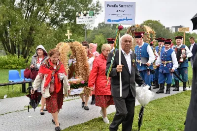 W niedzielę 29 sierpnia 2021 r. w Parku Papieskim w Rzeszowie odbyły się Dożynki Diecezjalne. Mimo deszczowej pogody do Parku Papieskiego przyjechało 57 delegacji z parafii diecezji rzeszowskiej z 65 wieńcami. Tegoroczną obsługę dożynek, w tym przygotowanie liturgii, zapewnili wierni i duszpasterze z dekanatu Rzeszów Wschód. Przed Mszą św. członkowie Stowarzyszenia Przyjaciół Ziemi Słocińskiej zaprezentowali program słowno-muzyczny. Podczas Mszy św. wystąpił chór z parafii św. Rocha w Rzeszowie pod dyrekcją Krzysztofa Husa oraz Gminna Orkiestra Dęta z Krasnego. Przed rozpoczęciem Mszy św. ks. Jerzy Uchman, diecezjalny duszpasterz rolników, przywitał przybyłych do Rzeszowa rolników, ogrodników, sadowników i pszczelarzy, wśród nich starostów dożynek: Marka Leśniewskiego i Teresę Kilar z parafii św. Rocha w Rzeszowie. Mszy św. przewodniczył bp Jan Wątroba. W koncelebrze uczestniczył bp Kazimierz Górny, ks. Wiesław Szurek oraz blisko dwudziestu księży. W długiej procesji z darami do ołtarza podeszły delegacje wszystkich obecnych parafii przynosząc chleby, wino, miód i owoce. Na zakończenie liturgii Biskup Rzeszowski pobłogosławił przyniesione płody ziemi. Po błogosławieństwie poszczególne delegacje, przedstawiane przez ks. Rafała Flaka, dyrektora Wydziału Duszpasterskiego Kurii Diecezjalnej w Rzeszowie, zaprezentowały swoje wieńce.  Fot. ks. Tomasz Nowak