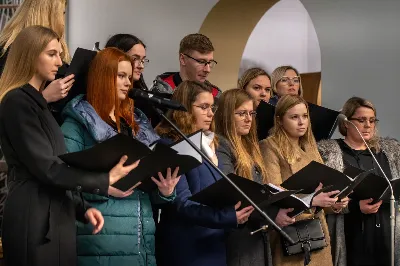 W środę popielcową (22.02.) biskup Jan Wątroba odprawił w katedrze rzeszowskiej Mszę Świętą na rozpoczęcie Wielkiego Postu. Homilię wygłosił ks. Sławomir Jeziorski, który prowadzi rekolekcje wielkopostne w parafii katedralnej. Podczas Eucharystii odbył się obrzęd posypania głów popiołem. Śpiew podczas liturgii prowadziła Katedralna Schola Liturgiczna. Liturgia była transmitowana przez Radio VIA.
fot. Joanna Prasoł