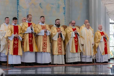 W Wielki Czwartek o godz. 10.00 w naszej Katedrze bp Jan Wątroba przewodniczył Mszy Krzyżma. Jest ona wyrazem jedności i wspólnoty duchowieństwa diecezji. Podczas tej Mszy Świętej biskup poświęcił olej chorych, katechumenów oraz olej krzyżma. Księża koncelebrujący z biskupem Eucharystię odnowili przyrzeczenia kapłańskie. W koncelebrze wzięli udział bp Kazimierz Górny, bp Edward Białogłowski oraz ponad 200 kapłanów z całej diecezji. W Eucharystii wzięli również udział licznie zebrani ministranci, lektorzy, animatorzy, ceremoniarze, członkowie scholi parafialnych i dziewczęcej służby maryjnej. Podczas Mszy Świętej zaśpiewał chór męski pod dyrekcją ks. Andrzeja Widaka. Przy organach zasiadł ks. Julian Wybraniec. fot. Piotr Szorc