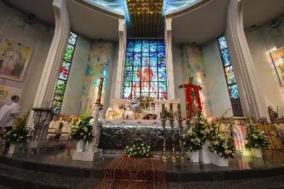 W poniedziałek 18 maja o godz. 18.00 w naszej Katedrze miało miejsce dziękczynienie w stulecie urodzin Karola Wojtyły – św. Jana Pawła II. W tym dniu dziękowaliśmy również i modliliśmy się w intencji naszych Księży Biskupów: Jana – z racji 20. rocznicy sakry biskupiej oraz Kazimierza – z racji 60. rocznicy święceń kapłańskich, a także w intencji naszego Księdza Infułata Stanisława w 60. rocznicę święceń kapłańskich. Eucharystii przewodniczył bp Jan Wątroba. Mszę św. koncelebrowali: bp Kazimierz Górny, bp Edward Białogłowski, infułaci: ks. Stanisław Mac i ks. Wiesław Szurek, księża dziekani oraz duchowni z różnych instytucji diecezji rzeszowskiej.  W Mszy św. uczestniczyły władze państwowe i samorządowe oraz służby mundurowe. fot. Dariusz Kamiński (fotografiarzeszow.com.pl)