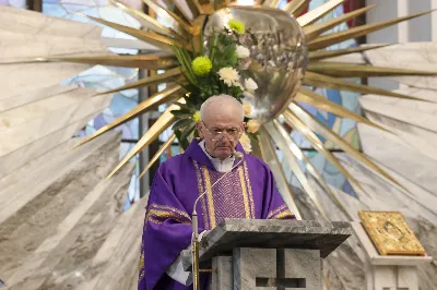 „Na swoje życie i swoje kapłaństwo trzeba popatrzeć w świetle Bożej miłości. Inaczej go nie pojmiemy ani my, ani ci, którzy będą na nas patrzeć” – mówił bp Jan Wątroba podczas Mszy św. z udzieleniem święceń prezbiteratu. 4 czerwca 2022 r. w kościele katedralnym jedenastu diakonów diecezji rzeszowskiej przyjęło sakrament kapłaństwa.
Do grona neoprezbiterów diecezji rzeszowskiej należą: ks. Sebastian Bełz z parafii w Nienadówce, ks. Krzysztof Lampart z parafii w Rudnej Wielkiej, ks. Mateusz Łachmanek z parafii w Lipinkach, ks. Karol Migut z parafii w Jasionce, ks. Marcin Murawski z parafii katedralnej w Rzeszowie, ks. Adrian Pazdan z parafii w Zagorzycach, ks. Tomasz Sienicki z parafii w Bieździedzy, ks. Dominik Świeboda z parafii w Palikówce, ks. Piotr Wąsacz z parafii bł. Władysława Findysza w Rzeszowie, ks. Mateusz Wojtuń z parafii w Święcanach oraz ks. Wiktor Zoła z parafii w Cieklinie.
Mszy św. przewodniczył i święceń udzielił bp Jan Wątroba. Eucharystię koncelebrowało około osiemdziesięciu księży, m.in: przełożeni Wyższego Seminarium Duchownego w Rzeszowie oraz proboszczowie i wikariusze z parafii rodzinnych neoprezbiterów. W Mszy św. uczestniczył abp Edward Nowak, bp Kazimierz Górny i bp Edward Białogłowski.
Zebranych w kościele katedralnym powitał ks. Krzysztof Gołąbek, proboszcz parafii.
W homilii bp Jan Wątroba nawiązał do słów z Ewangelii według św. Jana w których Chrystus tłumaczy co to znaczy być dobrym pasterzem. „Być kapłanem w Kościele Chrystusowym to znaczy mieć udział w Jego pasterskiej misji i stale upodabniać się do Dobrego Pasterza, który zna owce, karmi je, broni i jest gotów oddać życie dla ich dobra” – mówił hierarcha.
Po homilii odbył się obrzędy święceń: przyrzeczenie czci i posłuszeństwa Biskupowi Ordynariuszowi, Litania do Wszystkich Świętych podczas której kandydaci leżeli krzyżem, nałożenie rąk, modlitwa święceń oraz namaszczenie rąk krzyżmem i wręczenie chleba i wina. Podczas Liturgii Eucharystycznej nowo wyświęceni po raz pierwszy wyciągnęli dłonie nad chlebem i winem wypowiadając słowa konsekracji.
Na zakończenie Mszy św. ks. Tomasz Sienicki, podziękował w imieniu nowo wyświęconych wszystkim, którzy przyczynili się do przygotowania ich do kapłaństwa. Słowa wdzięczności, m.in. przełożonym Wyższego Seminarium Duchownego w Rzeszowie i rodzicom neoprezbiterów, wypowiedział bp Jan Wątroba. 
W drodze do zakrystii neoprezbiterzy zatrzymali się przy figurze Matki Bożej Fatimskiej zawierzając swoje kapłaństwo Matce Bożej.
W niedzielę, 5 czerwca, w Uroczystość Zesłania Ducha Świętego, neoprezbiterzy będą sprawować w swoich rodzinnych parafiach uroczyste Msze św. prymicyjne, a w najbliższych tygodniach otrzymają skierowania do parafii.

Fot. ks. Jakub Nagi oraz biala-wrona.pl
