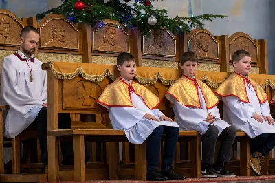 W niedzielę Chrztu Pańskiego, 8 stycznia, w ostatnim dniu okresu Bożego Narodzenia podczas Mszy Świętej o godz. 9.00 ks. Krzysztof Gołąbek, proboszcz naszej Katedry, przyjął do grona Liturgicznej Służby Ołtarza pięciu chłopców.
Po odpowiednim przygotowaniu, pod czujnym okiem ks. Pawła Wójcika – opiekuna ministrantów oraz ceremoniarza Rafała Waszczaka, otrzymali stopień choralisty, po raz pierwszy mogli ubrać kołnierzyki, a także otrzymali legitymacje ministranckie. To wielka radość dla naszej parafii. Gratulujemy chłopcom odwagi oraz życzymy wytrwałości w tym pięknym powołaniu, jakim jest służba przy Ołtarzu Pana Jezusa.
Drugim bardzo ważnym momentem w tym dniu było wręczenie pucharów dla trzech najlepszych ministrantów 2022 roku. Złotym ministrantem niezmiennie od kilku lat został animator Wojciech Jędrzejewski, srebrnym Adam Sowa, brązowym – najmłodszy w naszej wspólnocie – Dawid Pruchnicki. Gratulujemy im pięknej służby.
Zapraszamy wszystkich chętnych chłopców do wstąpienia w szeregi katedralnej Liturgicznej Służby Ołtarza.
Zainteresowanych prosimy o kontakt z ks. Pawłem Wójcikiem.

Rafał Waszczak
fot. Joanna Prasoł 