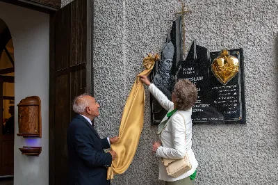 W piątek (16 czerwca) obchodziliśmy uroczystość Najświętszego Serca Pana Jezusa – dzień odpustu w Katedrze Rzeszowskiej. O godz. 18.00 została odprawiona uroczysta Msza Święta, której przewodniczył bp Jan Wątroba. Po Mszy Świętej Biskup poświęcił tablicę upamiętniającą życie i dzieło śp. Ks. Infułata Stanisława Maca. 
Po jego śmierci w 2020 roku, Ksiądz Proboszcz Krzysztof Gołąbek wraz z Parafialną Radą Duszpasterską postanowił stworzyć tablicę pamiątkową poświęconą śp. Księdzu Infułatowi. 
Istnieje już takowa poświęcona budowniczym i architektom, przygotowana jeszcze za życia ks. Maca, przez Niego zaprojektowana i umieszczona na Jego prośbę w szeregu pamiątkowych tablic przed wejściem do dolnego kościoła, ale chciano upamiętnić osobę i dzieło tej świątyni tablicą bardziej okazałą przy wejściu głównym. W szafie z pamiątkami po Ks. Infułacie odnaleziono wyzłocone serce i tak zrodziła się myśl, by umieścić to serce w pamiątkowej tablicy jako symbol wiary tego kapłana, jego czci wobec Bożego Serca i troski o świątynię dedykowaną Najświętszemu Sercu Pana Jezusa.
W książce pt. „Komu bije Dzwon Wolności” ks. Stanisław Mac zapisał: „Staram się zgodnie z testamentem zawartym w akcie erekcyjnym pod budowę kościoła, aby w tej świątyni po wsze czasy rozkwitał kult do Najświętszego Serca Pana Jezusa jako źródła miłości i dobroci”. 
Niech ta tablica będzie wyrazem naszej czci i pamięci wobec osoby Ks. Infułata, Jego dzieła i poświęcenia dla chwały Bożego Serca.
fot. Joanna Prasoł