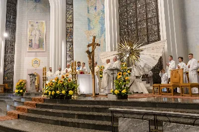 Wrześniowe nabożeństwo fatimskie, będące odpowiedzią na wezwanie Maryi do modlitwy i pokuty, odbyło się w ubiegły wtorek, 13 dnia miesiąca. Tym razem w Katedrze Rzeszowskiej zostało przygotowane przez parafie św. Michała Archanioła oraz św. Jadwigi Królowej.
Nabożeństwo rozpoczęło się odczytaniem próśb i podziękowań do Matki Bożej Fatimskiej, w intencji których następnie sprawowana była Msza Święta. Uroczystej, koncelebrowanej liturgii przewodniczył ks. Tomasz Gałuszka – wikariusz parafii św. Jadwigi.
Słowo Boże wygłosił ks. Grzegorz Kot – Diecezjalny Duszpasterz Trzeźwości i Osób Uzależnionych. Nawiązał do liturgii słowa z dnia, podkreślając trafne powiązanie z Tajemnicą Fatimską. „Niejedna matka dzisiaj płacze, jak owa kobieta z Nain, nad śmiercią swojego dziecka. Niejedna matka płacze, patrząc na pogubienie swojego dziecka – że życie mu nie wychodzi, że się poplątało, że nie chodzi do kościoła, nie modli się. Ową matką jest również Kościół, który płacze, kiedy się gubimy, kiedy w naszym sercu zaczyna kiełkować grzech i zaczynamy odchodzić. Trzeba nam stanąć w prawdzie i uderzyć się we własne piersi – i po to tu jesteśmy, aby modlitwą różańcową złożyć zadośćuczynienie za grzechy swoje i całego świata”.
„To nabożeństwo winno nas wprowadzać w osobistą retrospekcję, rachunek sumienia – czy oby jestem bratem dla brata? Bo może w moje serce wkradło się porównywanie, osądzanie, obmowa wobec tych, którzy się pogubili na drogach swojego życia” – mówił dalej ks. Grzegorz.
Kaznodzieja zachęcał do odpowiedzi na wołanie Matki Bożej w Fatimie i porzucenie obaw, strachu i niepewności. „Może nam się wydawać, gdyby Bóg na naszych oczach dotknął trumny, kogoś wskrzesił, byłoby nam łatwiej wierzyć. Nic bardziej mylnego. Wystarczy zerknąć na Łazarza i bogacza, wołającego: Ojcze Abrahamie, poślij kogoś z umarłych do żyjących, a na pewno uwierzą. Poślij kogoś. Bóg posyła Matkę do dzieci w Fatimie, a idąc dalej – posyła dzieci. O co prosi Matka Boża w Fatimie? O pokutę i różaniec. Trzecia Tajemnica Fatimska może przerażać, ale tych, co wierzą, nie powinna. Jeżeli w Twoim sercu jest wiara, nie stanie ci się krzywda”.
Po zakończonej liturgii Mszy Świętej wierni polecali swoje intencje w modlitwie różańcowej przy figurze Matki Bożej Fatimskiej. Modlitwę prowadzili ks. Rafał Kłos (wikariusz parafii św. Michała Archanioła) oraz diakoni. Ze względu na trwający remont schodów zrezygnowano z procesji. Nabożeństwo zakończono odśpiewaniem Apelu Jasnogórskiego o godz. 21.00. Następnie jeszcze przez godziną trwała indywidualna adoracja Najświętszego Sakramentu.
Posługę muzyczną podjął chór Michael z parafii św. Michała Archanioła w Rzeszowie oraz orkiestra dęta prowadzona przez p. Tadeusza Cielaka. Obecne były także poczty sztandarowe, przedstawiciele Rycerzy Kolumba i Bractwa św. Michała Archanioła.
Ostatnie w tym roku nabożeństwo fatimskie odbędzie się 13 października. W Katedrze Rzeszowskiej będzie prowadzone przez Wyższe Seminarium Duchowne w Rzeszowie.

fot. Joanna Prasoł 