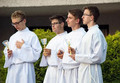 W czwartek 13 czerwca przeżywaliśmy uroczyste Nabożeństwo Fatimskie. Naszym modlitwom przewodniczył ks. Tadeusz Pindara. Kazanie wygłosił ks. Paweł Blat. O godz. 18.40 zostały przedstawione prośby i podziękowania do Matki Bożej Fatimskiej, w intencji których sprawowana była także Msza Święta. Po Mszy Świętej wyruszyła procesja z figurą Matki Bożej i relikwiami świętych Dzieci Fatimskich. Nabożeństwo zakończył Apel Jasnogórski. Dziękujemy parafii pw. Matki Bożej Częstochowskiej (Drabinianka) w Rzeszowie za przygotowanie liturgii oraz parafii pw. Miłosierdzia Bożego (Biała) za prowadzenie modlitwy różańcowej. fot. Joanna Prasoł 