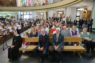 Maj to dla wielu najpiękniejszy miesiąc w roku. W liturgii Kościoła szczególnie wtedy czcimy Maryję oraz radujemy się ze Zmartwychwstania Pańskiego. W niedzielę 8 maja w naszej Katedrze dzieci z klas III doświadczyły równie wielkiej radości po raz pierwszy w pełni uczestnicząc we Mszy Świętej. To niezwykłe spotkanie z Chrystusem w Komunii Świętej zostało poprzedzone przygotowaniem poprzez katechezy w szkole i spotkania w parafii, a także spowiedzią. Poprzez niedzielne Eucharystie o godz. 12.00 i 13.30 celebrowane przez ks. Krzysztofa Gołąbka, proboszcza naszej Katedry, 88 dzieci rozpoczęło wielką przygodę z Jezusem ukrytym w Najświętszym Sakramencie. Towarzyszyli im rodzice, którzy wraz ze swoimi dziećmi przygotowywali się do tego wydarzenia, a także najbliższa rodzina. Posługę w liturgii Mszy Świętej pełniły dzieci pierwszokomunijne oraz ich rodzice.
Wielka radość serc dzieci komunijnych promieniowała na wszystkich uczestników Mszy Świętej i przypominała zebranym na liturgii, że spotkanie z Jezusem Eucharystycznym to przywilej i wielkie szczęście. Czas tej wielkiej radości został przedłużony przez „Biały Tydzień”, w którym dzieci uczestniczyły w wieczornej Eucharystii, przyjmując Jezusa do swoich serc. 

Wszystkim dzieciom, które w tym roku przeżywały swoją Pierwszą Komunię Świętą, życzymy, aby nie gasł w nich zapał do poznawania Jezusa i Jego nauki, a radość, jaka towarzyszyła tym dniom, była nieodłączną towarzyszką ich spotkań z Jezusem w Eucharystii. A s. Julicie i ks. Julianowi dziękujemy za serce włożone w przygotowanie dzieci do tego wielkiego wydarzenia.

fot. Paweł Styka