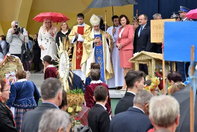 W niedzielę 29 sierpnia 2021 r. w Parku Papieskim w Rzeszowie odbyły się Dożynki Diecezjalne. Mimo deszczowej pogody do Parku Papieskiego przyjechało 57 delegacji z parafii diecezji rzeszowskiej z 65 wieńcami. Tegoroczną obsługę dożynek, w tym przygotowanie liturgii, zapewnili wierni i duszpasterze z dekanatu Rzeszów Wschód. Przed Mszą św. członkowie Stowarzyszenia Przyjaciół Ziemi Słocińskiej zaprezentowali program słowno-muzyczny. Podczas Mszy św. wystąpił chór z parafii św. Rocha w Rzeszowie pod dyrekcją Krzysztofa Husa oraz Gminna Orkiestra Dęta z Krasnego. Przed rozpoczęciem Mszy św. ks. Jerzy Uchman, diecezjalny duszpasterz rolników, przywitał przybyłych do Rzeszowa rolników, ogrodników, sadowników i pszczelarzy, wśród nich starostów dożynek: Marka Leśniewskiego i Teresę Kilar z parafii św. Rocha w Rzeszowie. Mszy św. przewodniczył bp Jan Wątroba. W koncelebrze uczestniczył bp Kazimierz Górny, ks. Wiesław Szurek oraz blisko dwudziestu księży. W długiej procesji z darami do ołtarza podeszły delegacje wszystkich obecnych parafii przynosząc chleby, wino, miód i owoce. Na zakończenie liturgii Biskup Rzeszowski pobłogosławił przyniesione płody ziemi. Po błogosławieństwie poszczególne delegacje, przedstawiane przez ks. Rafała Flaka, dyrektora Wydziału Duszpasterskiego Kurii Diecezjalnej w Rzeszowie, zaprezentowały swoje wieńce.  Fot. ks. Tomasz Nowak