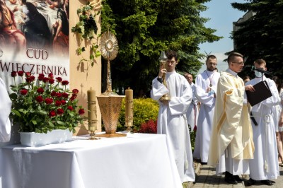 W uroczystość Najświętszego Ciała i Krwi Chrystusa Mszy Świętej w naszej Katedrze przewodniczył ks. proboszcz Krzysztof Gołąbek. Homilię wygłosił ks. Krzysztof Golas - wikariusz katedralny. Po zakończeniu liturgii wyruszyła procesja eucharystyczna do czterech ołtarzy rozmieszczonych wokół Katedry. fot. Joanna Prasoł