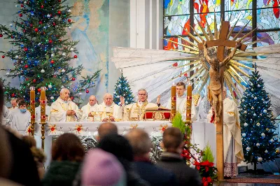 6 stycznia 2022 r., w Uroczystość Objawienia Pańskiego, o godz. 12.00 w katedrze rzeszowskiej została odprawiona Msza św. w intencji bp. Kazimierza Górnego i bp. Edwarda Białogłowskiego, którzy przeżywali kolejno 37. i 34. rocznicę konsekracji biskupich. Mszy św. przewodniczył bp Jan Wątroba. Eucharystię koncelebrował abp Edward Nowak, bp Kazimierz Górny, bp Edward Białogłowski i 30 księży. Podczas Mszy św. śpiewał Katedralny Chór Chłopięco-Męski Pueri Cantores Resovienses. Biskup Kazimierz Górny urodził się 24 grudnia 1937 r. w Lubniu. W 1960 r. przyjął święcenia kapłańskie. 6 stycznia 1985 r. w Bazylice św. Piotra w Rzymie przyjął święcenia biskupie z rąk Jana Pawła II. Jako zawołanie przyjął słowa „Omnia Tibi”. Do 1992 r. pełnił funkcję wikariusza generalnego archidiecezji krakowskiej. Od 1992 do 2013 r. był ordynariuszem diecezji rzeszowskiej. Biskup Edward Białogłowski urodził się 8 stycznia 1947 r. w Rzeplinie. W 1972 r. przyjął święcenia kapłańskie. 6 stycznia 1988 r. w katedrze przemyskiej przyjął święcenia biskupie z rąk bp. Ignacego Tokarczuka. Jako zawołanie przyjął słowa „In virtuti Spiritus Sancti”. Od 1992 r. pełni zadania biskupa pomocniczego diecezji rzeszowskiej. fot. Paulina Lęcznar