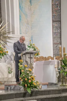 "Gwiazdo śliczna, wspaniała, o fatimska Maryja! Do Ciebie się uciekamy, o Maryjo, Maryjo!" Słowami tej pieśni licznie zgromadzeni w katedralnej świątyni wierni rozpoczęli kolejne w tym roku uroczyste nabożeństwo fatimskie. Wrześniowej modlitwie przewodniczyła parafia pw. Św. Michała Archanioła w Rzeszowie. Wielu parafian przybyło do Katedry w pieszej pielgrzymce pod przewodnictwem księdza Czesława Matuły. Przed Mszą Świętą, przy figurze Pani Fatimskiej, dk. Marcin Murawski odczytał liczne prośby i podziękowania do Matki Bożej. Uroczystej Eucharystii przewodniczył oraz Słowo Boże wygłosił proboszcz parafii pw. Św. Michała Archanioła w Rzeszowie - ks. Michał Bator. Kaznodzieja ukazał wartość i moc modlitwy. Za wzór postawił setnika, który spotyka się z czułym Jezusem. Tak jak Bóg znał potrzeby setnika, tak samo zna i nasze potrzeby i problemy. Jednak, jak przypomniał ks. Michał, każdy z nas musi przyjąć postawę setnika: uznać swój grzech i swoją niemoc. Wtedy Bóg będzie mógł działać w naszym życiu. W dalszej części homilii kaznodzieja przypomniał sylwetkę błogosławionej matki Elżbiety Czackiej, będącej dla nas wzorem cierpliwości i oczekiwania. Potrzebujemy czasu, aby łaska Boża przemieniła nasze serce – przypomniał kaznodzieja. Ta cierpliwość pomaga odkrywać Boży plan na nasze życie. Po zakończeniu Eucharystii wszyscy zgromadzeni wyruszyli w procesji różańcowej z figurą Matki Bożej Fatimskiej oraz relikwiami błogosławionych Hiacynty i Franciszka. Wierni prosili, aby Boże słowo wypełniało się w ich codzienności. Tej części nabożeństwa przewodniczył ks. Jakub Oczkowicz wraz z przedstawicielami parafii pw. Św. Michała Archanioła. Wspólną modlitwę zakończyło odśpiewanie Apelu Jasnogórskiego oraz adoracja Najświętszego Sakramentu. Na koniec ks. Krzysztof Gołąbek – proboszcz Katedry, dziękując wszystkim za obecność i wspólne czuwanie przy Matce Bożej, zaprosił na ostatnie w tym roku, październikowe nabożeństwo fatimskie.  fot. Małgorzata Ryndak