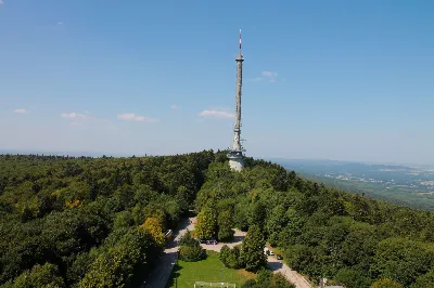 W ostatnią sobotę sierpnia katedralni parafianie pod opieką księdza proboszcza Krzysztofa Gołąbka pielgrzymowali do klasztoru na Świętym Krzyżu oraz Kielc.
Pierwszym punktem był spacer na platformę widokowo-obserwacyjną, gdzie mogliśmy podziwiać jedne z największych gołoborzy w Polsce. Gołoborza łysogórskie tworzą interesujące pola kamieni pośród lasów Puszczy Jodłowej. Nasyceni malowniczymi widokami udaliśmy się do Klasztoru Oblatów, gdzie z przewodnikiem zwiedziliśmy kryptę księcia Jeremiego Wiśniowieckiego, poznaliśmy historię powstawania Klasztoru oraz jego burzliwe dzieje. Zwiedziliśmy muzeum misyjne Ojców Oblatów i dotarliśmy do kaplicy, gdzie znajdują się relikwie drzewa Krzyża Świętego. W skupieniu i refleksji uczestniczyliśmy w modlitwie, błogosławieństwie i ucałowaniu relikwiarza.
Najważniejszym punktem na naszym pielgrzymim szlaku była Msza Święta sprawowana przez księdza proboszcza Krzysztofa Gołąbka w intencjach wszystkich uczestników pielgrzymki. Była ona dla nas szczególnym przeżyciem, ponieważ była odprawiana w Bazylice Mniejszej pw. Trójcy Świętej, sąsiadującej z kaplicą, w której znajduje się cząstka Ziemi Świętej – relikwie Świętego Krzyża. Po Mszy Świętej przyszedł czas na indywidualne zwiedzanie – wykorzystaliśmy go, aby wejść na platformę widokową wieży, skąd rozpościerają się wspaniałe i zachwycające widoki.
Następnie pojechaliśmy do Kielc, gdzie przy słonecznej pogodzie spacerowaliśmy po Rezerwacie Kadzielnia, podziwiając dawny kamieniołom, Skałkę Geologów, Pomnik Dekalogu oraz amfiteatr kielecki.
Z uwagi na wspaniały wystrój i wyjątkowe zabytki Bazyliki Katedralnej Wniebowzięcia Najświętszej Maryi Panny, ta świątynia na długo pozostanie w naszej pamięci. Podziwialiśmy również znajdujący się obok Bazyliki były Pałac Biskupów Krakowskich (obecnie znajduje się tam Muzeum Narodowe) oraz znajdujący się za nim ogród włoski.
Wycieczkę zakończyliśmy spacerem po rynku kieleckim, gdzie mogliśmy zobaczyć wyjątkowe mieszczańskie kamienice sprzed 150 lat.
Czas pielgrzymki był dla wszystkich pielgrzymów dobrze i owocnie spędzonym dniem. Nie zabrakło w nim modlitwy i refleksji, a także zachwytu nad pięknem przyrody i historycznymi zabytkami. Zachęcamy wszystkich do udziału w kolejnych pielgrzymkach.
Agnieszka i Arkadiusz Sowa
fot. Andrzej Kotowicz 