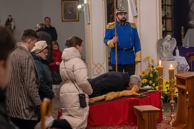 Liturgia Męki Pańskiej rozpoczęła się od procesji wejścia w zupełnej ciszy i gestu prostracji – pokornego padnięcia twarzą do ziemi głównego celebransa – Biskupa Rzeszowskiego Jana Wątroby. Drugim etapem nabożeństwa była Liturgia Słowa. Jej centrum stanowiła Męka Pańska w relacji wg św. Jana – odśpiewana przez ks. Juliana Wybrańca, kl. Dawida Piroga oraz kl. Karola Baraniewicza, z partiami tłumu wykonanymi przez Katedralny Chór Chłopięco-Męski Pueri Cantores Resovienses (tenory i basy), pod dyrekcją ks. dra Andrzeja Widaka we współpracy z Angelą Pacutą i Edytą Kotulą, dyrygentkami chóru.

W homilii bp Jan Wątroba zapraszał do odczytania na nowo sensu krzyża Jezusa i Jego Orędzia.

Trzecią częścią liturgii była adoracja krzyża. W pierwszej kolejności krzyż adorowali poprzez ucałowanie: Ksiądz Biskup, księża z Wyższego Seminarium Duchownego w Rzeszowie, księża katedralni oraz siostry zakonne. Następnie hołd krzyżowi oddali wszyscy wierni, wpatrując się w krzyż trzymany przez ks. Krzysztofa Gołąbka, proboszcza katedry.

Ostatnią częścią liturgii był obrzęd Komunii św. zakończony przeniesieniem Pana Jezusa w monstrancji do tzw. Bożego grobu. W tym roku dekoracja grobu nawiązuje do przeżywanego roku duszpasterskiego pt. „Wierzę w Kościół Chrystusowy”. Projekt autorstwa ks. Pawła Wójcika, wikariusza katedralnego, zachęca do pogłębienia relacji z Jezusem i jak wzywa napis umieszczony na grobie do „zakorzenienia w Kościele Chrystusa”.
fot. Joanna Prasoł 