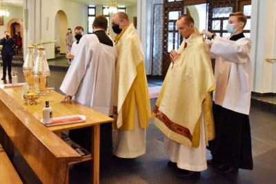 1 kwietnia 2021 r., w Wielki Czwartek, w naszej Katedrze została odprawiona Msza Krzyżma. Eucharystii przewodniczył bp Jan Wątroba. W koncelebrze uczestniczył bp Kazimierz Górny, bp Edward Białogłowski oraz 50 księży – z powodu ograniczeń związanych ze stanem epidemii byli to tylko przedstawiciele duchowieństwa diecezji rzeszowskiej. Do katedry nie przyjechała Liturgiczna Służba Ołtarza i schole. Po Komunii św. bp Jan Wątroba poświęcił olej krzyżma, który jest używany m.in. podczas udzielania sakramentu chrztu, bierzmowania i święceń kapłańskich. Wcześniej biskup pobłogosławił olej chorych i olej katechumenów.  Przed błogosławieństwem ks. Waldemar Dopart, proboszcz parafii św. Józefa na osiedlu Staromieście w Rzeszowie, w imieniu wszystkich kapłanów złożył biskupom świąteczne życzenia.  Na zakończenie Mszy Świętej Biskup Rzeszowski ogłosił nominację ks. Pawła Synosia, delegata biskupa ds. formacji stałej kapłanów na wikariusza biskupiego ds. formacji stałej kapłanów diecezji rzeszowskiej.  fot. ks. Tomasz Nowak