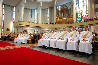 „Na swoje życie i swoje kapłaństwo trzeba popatrzeć w świetle Bożej miłości. Inaczej go nie pojmiemy ani my, ani ci, którzy będą na nas patrzeć” – mówił bp Jan Wątroba podczas Mszy św. z udzieleniem święceń prezbiteratu. 4 czerwca 2022 r. w kościele katedralnym jedenastu diakonów diecezji rzeszowskiej przyjęło sakrament kapłaństwa.
Do grona neoprezbiterów diecezji rzeszowskiej należą: ks. Sebastian Bełz z parafii w Nienadówce, ks. Krzysztof Lampart z parafii w Rudnej Wielkiej, ks. Mateusz Łachmanek z parafii w Lipinkach, ks. Karol Migut z parafii w Jasionce, ks. Marcin Murawski z parafii katedralnej w Rzeszowie, ks. Adrian Pazdan z parafii w Zagorzycach, ks. Tomasz Sienicki z parafii w Bieździedzy, ks. Dominik Świeboda z parafii w Palikówce, ks. Piotr Wąsacz z parafii bł. Władysława Findysza w Rzeszowie, ks. Mateusz Wojtuń z parafii w Święcanach oraz ks. Wiktor Zoła z parafii w Cieklinie.
Mszy św. przewodniczył i święceń udzielił bp Jan Wątroba. Eucharystię koncelebrowało około osiemdziesięciu księży, m.in: przełożeni Wyższego Seminarium Duchownego w Rzeszowie oraz proboszczowie i wikariusze z parafii rodzinnych neoprezbiterów. W Mszy św. uczestniczył abp Edward Nowak, bp Kazimierz Górny i bp Edward Białogłowski.
Zebranych w kościele katedralnym powitał ks. Krzysztof Gołąbek, proboszcz parafii.
W homilii bp Jan Wątroba nawiązał do słów z Ewangelii według św. Jana w których Chrystus tłumaczy co to znaczy być dobrym pasterzem. „Być kapłanem w Kościele Chrystusowym to znaczy mieć udział w Jego pasterskiej misji i stale upodabniać się do Dobrego Pasterza, który zna owce, karmi je, broni i jest gotów oddać życie dla ich dobra” – mówił hierarcha.
Po homilii odbył się obrzędy święceń: przyrzeczenie czci i posłuszeństwa Biskupowi Ordynariuszowi, Litania do Wszystkich Świętych podczas której kandydaci leżeli krzyżem, nałożenie rąk, modlitwa święceń oraz namaszczenie rąk krzyżmem i wręczenie chleba i wina. Podczas Liturgii Eucharystycznej nowo wyświęceni po raz pierwszy wyciągnęli dłonie nad chlebem i winem wypowiadając słowa konsekracji.
Na zakończenie Mszy św. ks. Tomasz Sienicki, podziękował w imieniu nowo wyświęconych wszystkim, którzy przyczynili się do przygotowania ich do kapłaństwa. Słowa wdzięczności, m.in. przełożonym Wyższego Seminarium Duchownego w Rzeszowie i rodzicom neoprezbiterów, wypowiedział bp Jan Wątroba. 
W drodze do zakrystii neoprezbiterzy zatrzymali się przy figurze Matki Bożej Fatimskiej zawierzając swoje kapłaństwo Matce Bożej.
W niedzielę, 5 czerwca, w Uroczystość Zesłania Ducha Świętego, neoprezbiterzy będą sprawować w swoich rodzinnych parafiach uroczyste Msze św. prymicyjne, a w najbliższych tygodniach otrzymają skierowania do parafii.

Fot. ks. Jakub Nagi oraz biala-wrona.pl
