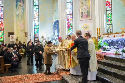 Uroczystość Chrystusa Króla to także święto Akcji Katolickiej i KSM-u. Centralnej uroczystości w Katedrze przewodniczył biskup diecezjalny Jan Wątroba. Eucharystię koncelebrowało 25 księży, wśród nich ks. Stanisław Potera – asystent diecezjalny AK i ks. Tomasz Ryczek – asystent diecezjalny KSM. Po wyznaniu wiary 88 młodych osób złożyło przyrzeczenie Katolickiego Stowarzyszenia Młodzieży. Obrzęd przyrzeczenia prowadził Paweł Grodzki – prezes KSM Diecezji Rzeszowskiej. Ceremonia zakończyła się odśpiewaniem hymnu KSM i zawołaniem: „Przez cnotę, naukę i pracę, służyć Bogu i Ojczyźnie, Gotów!”

Po Komunii św. bp Jan Wątroba, razem z ks. Stanisławem Poterą, wręczył nominacje 20 nowym prezesom oddziałów parafialnych Akcji Katolickiej. Krótkie przemówienia wypowiedzieli kolejno: Jeremi Kalkowski – prezes Zarządu Diecezjalnego Instytutu AK i Paweł Grodzki.

Po Komunii św. wszyscy zebrani uklękli przed Najświętszym Sakramentem. Biskup Ordynariusz odczytał Jubileuszowy Akt Przyjęcia Jezusa Chrystusa za Króla i Pana.

Po Mszy św. bp Jan Wątroba wręczył odznaki i legitymacje nowym członkom KSM.

fot. Fotografiarzeszow