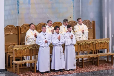 O świcie w Niedzielę Zmartwychwstania została odprawiona uroczysta Mszy św. w rzeszowskiej katedrze. Eucharystię poprzedziła procesja rezurekcyjna z Najświętszym Sakramentem. W oprawie muzycznej celebracji wziął udział katedralny chór chłopięco-męski Pueri Cantores Resovienses oraz katedralna orkiestra dęta.
Dnia 31 marca 2024 r. o godz. 6 w rzeszowskiej katedrze na rozpoczęcie procesji rezurekcyjnej rozbrzmiało zawołanie: „Chrystus zmartwychwstał, prawdziwie zmartwychwstał”. Wyrazem radości paschalnej była procesja z Najświętszym Sakramentem dokoła katedry z udziałem licznie zgromadzonych wiernych, straży grobowej i orkiestry dętej.
Po zakończonej procesji, została odprawiona uroczysta Eucharystia pod przewodnictwem ks. Krzysztofa Gołąbka, prepozyta rzeszowskiej kapituły katedralnej i proboszcza miejscowej wspólnoty parafialnej. Homilię wygłosił ks. Michał Rurak, penitencjarz kapituły, który zachęcał do zgłębiania tajemnicy zmartwychwstania.

„Zmartwychwstania jest czymś jedynym i wyjątkowym w swoim rodzaju. Łatwo napisać i powiedzieć czym zmartwychwstanie nie jest. Ale napisać i powiedzieć czym zmartwychwstanie jest, to zadanie na całe życie, i to nie tylko dla teologa czy księdza. To zadanie dla każdego z nas. Najważniejsze zadanie w życiu, bo ono zdecyduje co z nami będzie” – mówił kaznodzieja.
Ks. Rurak ukazał konsekwencje zmartwychwstania Chrystusa dla każdego wierzącego w kontekście całej historii Boga i człowieka. Mówił: „Zmartwychwstanie nie dotyczy tylko przyszłości, czasu po śmierci. Ono ma także znaczenie dla naszej doczesności. Bo skoro życie ma prowadzić do Zmartwychwstania, to znaczy, że ma wartość samo w sobie, że trzeba je szanować i jak najlepiej przeżyć.”
Na zakończenie Eucharystii transmitowanej przez katolickie Radio „VIA”, katedralny chór chłopięco-męski Pueri Cantores Resovienses pod dyrekcją Aleksandry Fiołek-Matuszewskiej wykonał uroczyste „Alleluja” z oratorium G.F. Haendla. Po zakończonej Mszy św. rezurekcyjnej katedralna orkiestra dęta pod batutą Tadeusza Cielaka odegrała radosne utwory wielkanocne. fot. Joanna Prasoł