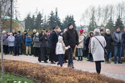 W Wielki Piątek (7 kwietnia) w Parku Papieskim odbyła się Droga Krzyżowa wprowadzająca w przeżywanie Liturgii Męki Pańskiej. Prowadzona była przez wspólnotę Wyższego Seminarium Duchownego w Rzeszowie pod przewodnictwem Biskupa Rzeszowskiego Jana Wątroby. W rozważaniach kolejnych stacji, ks. dr Mateusz Rachwalski, prefekt seminarium, zachęcał do życia zgodnie z nauką wypływającą z krzyża Chrystusowego.
fot. Małgorzata Ryndak