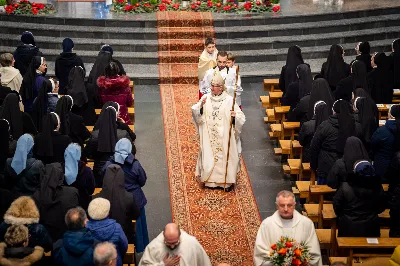 „Nasza wdzięczność jest szczególna wobec osób konsekrowanych za ich czytelne świadectwo wiary i za to, że żyjąc wiarą na co dzień ukazują chrystusowy styl życia” – mówił biskup Jan Wątroba podczas Mszy św. w katedrze rzeszowskiej w święto Ofiarowania Pańskiego. W Eucharystii, z okazji swojego święta patronalnego, uczestniczyły osoby konsekrowane posługujące w diecezji rzeszowskiej.
Mszy św. w katedrze rzeszowskiej przewodniczył bp Jan Wątroba, który modlił się w intencji osób konsekrowanych, przeżywających w święto Ofiarowania Pańskiego (02.02.) swoje święto patronalne. Eucharystię koncelebrował ks. Stanisław Kamiński, wikariusz biskupi ds. zakonnych, a także 9 kapłanów.
Na początku Mszy św. ks. Stanisław Kamiński powitał zebranych i wprowadził w przeżywaną liturgię. Następnie odbył się obrzęd błogosławieństwa świec i procesja z dolnego kościoła do głównej części katedry rzeszowskiej
Homilię wygłosił bp Jan Wątroba, który w pierwszej części, odnosząc się do przeżywanego święta, nawiązał do postawy Matki Najświętszej i św. Józefa. „Maryja uczy nas, że wierność Bogu oznacza wypełnianie prawa Bożego. Ona wypełniła wszystko bez wyjątku. Choć sama nie potrzebowała oczyszczenia, pozostała jednak posłuszna prawu. Skromna, prosta, uboga kobieta, poddana Bogu. W postawie Maryi i Józefa można dostrzec piękną lekcję dla rodziców i wychowawców. Rodzice powinni przedstawiać, czyli zawierzać swoje dzieci Panu Bogu. To jest gest wdzięczności wobec Stwórcy, a także znak wielkiej pokory wobec niełatwej misji rodzicielskiej i wychowawczej. Pełny rozwój człowieka dokonuje się dzięki Bożej łasce, a rodzice powinni się czuć narzędziem Bożej łaski, dlatego powinni często błogosławić swoje dzieci, modlić się za nie i z nimi oraz wciąż na nowo zawierzać je Panu Bogu” – mówił bp Wątroba.
Biskup Rzeszowski odnosząc się do obchodzonego Dnia życia konsekrowanego powiedział: „Trzy elementy wspólnoty: słowo, wierność i otwarcie na Ducha Świętego stanowią istotę życia każdej osoby konsekrowanej. Rozważać słowo Boże, trwać wiernie na modlitwie i być otwartym na to, co Duch Święty chce nam powiedzieć, to wypełnić powołanie do życia konsekrowanego, a jednocześnie wyznać wiarę w Kościół Chrystusowy. Nasza wdzięczność jest szczególna wobec osób konsekrowanych za ich czytelne świadectwo wiary i za to, że żyjąc wiarą na co dzień ukazują chrystusowy styl życia. Towarzyszą nam przez swoją pełną zatroskania miłosierną obecność, ale także przez milczącą obecność przepełnioną modlitwą w intencjach Kościoła, świata, a także poszczególnych osób i wspólnot”.
Po homilii osoby konsekrowane zgromadzone w katedrze odnowiły swoje przyrzeczenia.
Na zakończenie liturgii s. Agata Jakieła CSFN, referentka diecezjalna ds. życia konsekrowanego, podziękowała bp. Janowi Wątrobie za przewodniczenie liturgii i modlitwę w intencji osób życia konsekrowanego.
W Eucharystii w rzeszowskiej katedrze uczestniczyło prawie 100 osób życia konsekrowanego, a pośród nich ojcowie i bracia zakonni, siostry zakonne, wdowy i dziewice konsekrowane oraz członkowie instytutów świeckich. Śpiewy podczas liturgii wykonała Katedralna Schola Liturgiczna pod dyrekcją ks. Juliana Wybrańca, a przy organach zasiadł katedralny organista – Wiesław Siewierski. 

fot. Jola Warchoł