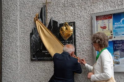 W piątek (16 czerwca) obchodziliśmy uroczystość Najświętszego Serca Pana Jezusa – dzień odpustu w Katedrze Rzeszowskiej. O godz. 18.00 została odprawiona uroczysta Msza Święta, której przewodniczył bp Jan Wątroba. Po Mszy Świętej Biskup poświęcił tablicę upamiętniającą życie i dzieło śp. Ks. Infułata Stanisława Maca. 
Po jego śmierci w 2020 roku, Ksiądz Proboszcz Krzysztof Gołąbek wraz z Parafialną Radą Duszpasterską postanowił stworzyć tablicę pamiątkową poświęconą śp. Księdzu Infułatowi. 
Istnieje już takowa poświęcona budowniczym i architektom, przygotowana jeszcze za życia ks. Maca, przez Niego zaprojektowana i umieszczona na Jego prośbę w szeregu pamiątkowych tablic przed wejściem do dolnego kościoła, ale chciano upamiętnić osobę i dzieło tej świątyni tablicą bardziej okazałą przy wejściu głównym. W szafie z pamiątkami po Ks. Infułacie odnaleziono wyzłocone serce i tak zrodziła się myśl, by umieścić to serce w pamiątkowej tablicy jako symbol wiary tego kapłana, jego czci wobec Bożego Serca i troski o świątynię dedykowaną Najświętszemu Sercu Pana Jezusa.
W książce pt. „Komu bije Dzwon Wolności” ks. Stanisław Mac zapisał: „Staram się zgodnie z testamentem zawartym w akcie erekcyjnym pod budowę kościoła, aby w tej świątyni po wsze czasy rozkwitał kult do Najświętszego Serca Pana Jezusa jako źródła miłości i dobroci”. 
Niech ta tablica będzie wyrazem naszej czci i pamięci wobec osoby Ks. Infułata, Jego dzieła i poświęcenia dla chwały Bożego Serca.
fot. Joanna Prasoł