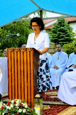 W czwartek w Uroczystość Najświętszego Ciała i Krwi Pańskiej (Boże Ciało) Msza Święta parafialna o godz. 12.00 była sprawowana na osiedlu Drabinianka na placu zieleni między ul. Graniczną i Zieloną. Dziękujemy parafianom za zaangażowanie i pomoc w przygotowaniu ołtarzy: - Ołtarz Mszy Świętej - Spółdzielnia Mieszkaniowa Metalowiec i mieszkańcy ul. Zielonej. - I ołtarz przy kapliczce Matki Bożej Fatimskiej – mieszkańcy bloku ul. Cicha 9. - II ołtarz przy Akademikach – mieszkańcy bloków ul. Cicha 3 i 7. - III ołtarz przed „Energetykiem” mieszkańcy bloku Kwiatkowskiego 5. - IV ołtarz obok bloków ul. Graniczna 4a i 4b – mieszkańcy tychże bloków.  fot. Andrzej Kotowicz