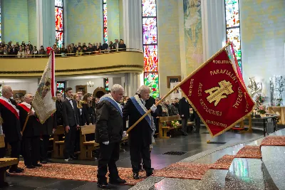 Uroczystość Chrystusa Króla to także święto Akcji Katolickiej i KSM-u. Centralnej uroczystości w Katedrze przewodniczył biskup diecezjalny Jan Wątroba. Eucharystię koncelebrowało 25 księży, wśród nich ks. Stanisław Potera – asystent diecezjalny AK i ks. Tomasz Ryczek – asystent diecezjalny KSM. Po wyznaniu wiary 88 młodych osób złożyło przyrzeczenie Katolickiego Stowarzyszenia Młodzieży. Obrzęd przyrzeczenia prowadził Paweł Grodzki – prezes KSM Diecezji Rzeszowskiej. Ceremonia zakończyła się odśpiewaniem hymnu KSM i zawołaniem: „Przez cnotę, naukę i pracę, służyć Bogu i Ojczyźnie, Gotów!”

Po Komunii św. bp Jan Wątroba, razem z ks. Stanisławem Poterą, wręczył nominacje 20 nowym prezesom oddziałów parafialnych Akcji Katolickiej. Krótkie przemówienia wypowiedzieli kolejno: Jeremi Kalkowski – prezes Zarządu Diecezjalnego Instytutu AK i Paweł Grodzki.

Po Komunii św. wszyscy zebrani uklękli przed Najświętszym Sakramentem. Biskup Ordynariusz odczytał Jubileuszowy Akt Przyjęcia Jezusa Chrystusa za Króla i Pana.

Po Mszy św. bp Jan Wątroba wręczył odznaki i legitymacje nowym członkom KSM.

fot. Fotografiarzeszow