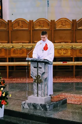 W sobotnie południe 67 naszych młodych parafian przyjęło sakrament bierzmowania. Po dwóch latach przygotowań wyrazili przed bpem Janem Wątrobą swoje pragnienie świadczenia o wierze i życia według jej zasad. Jako motto ich wzrostu w dojrzałości chrześcijańskiej Ksiądz Biskup zaproponował słowa św. Piotra: "Trzeba słuchać bardziej Boga niż ludzi".
Fot. Piotr Reszko i Katarzyna Franiszyn-Luciano