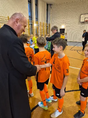 W sobotę 7 grudnia 2024 r. w Instytucie Teologiczno-Pastoralnym w Rzeszowie odbył się dekanalny turniej piłki nożnej o puchar Dziekana Dekanatu Rzeszów-Katedra. Zawody odbyły się w trzech kategoriach wiekowych i uczestniczyło w nich 12 drużyn. 
Turniej rozpoczął się modlitwą. Po uroczystym otwarciu zawodów, ministranci i lektorzy z poszczególnych kategorii wiekowych przystąpili do rywalizacji o puchar Księdza Dziekana Dekanatu Rzeszów-Katedra pod czujnym okiem sędziego Krzysztofa Kawy.
W kategorii „ministrantów” zgłosili się przedstawiciele parafii: św. Michała Archanioła, Najświętszego Serca Pana Jezusa, Wniebowzięcia NMP oraz MB Królowej Polski. Pierwsze miejsce i możliwość wzięcia udziału w rozgrywkach diecezjalnych uzyskali ministranci z Parafii Katedralnej. W tym miejscu chcemy podziękować Panu Tomaszowi Niziołowi, który od września bezpłatnie prowadzi treningi z chętnymi ministrantami naszej parafii. Efekty są widoczne.
W kategorii „lektorów młodszych”. Zgłosiły się drużyny z parafii: Opatrzności Bożej, Wniebowzięcia NMP, MB Królowej Polski oraz Katedry. Zwycięzcą z możliwością wzięcia udziału w dalszym etapie eliminacji do Mistrzostw Polski zostali lektorzy z Parafii Opatrzności Bożej. Do rozgrywek w najstarszej grupie wiekowej zgłosiły się drużyny z parafii: Wniebowzięcia NMP, św. Michała Archanioła i Katedry. Pierwsze miejsce zajęła Parafia św. św. Michała Archanioła w Rzeszowie i to oni będą reprezentować dekanat w turnieju na szczeblu diecezjalnym.

Katedralni ministranci i lektorzy zdobyli: 
Ministranci – ZŁOTO 
Lektorzy młodsi – BRĄZ 
Lektorzy starsi – SREBRO 

Na zakończenie turnieju ks. Dziekan Krzysztof Gołąbek i ks. Paweł Wójcik – dekanalny duszpasterz LSO pogratulowali wszystkim zawodnikom, rodzicom i opiekunom, a zwycięzcom w poszczególnych kategoriach wiekowych wręczyli pamiątkowe medale i upominki. Każda drużyna otrzymała puchar i dyplom za udział w turnieju. 
Gratulujemy!